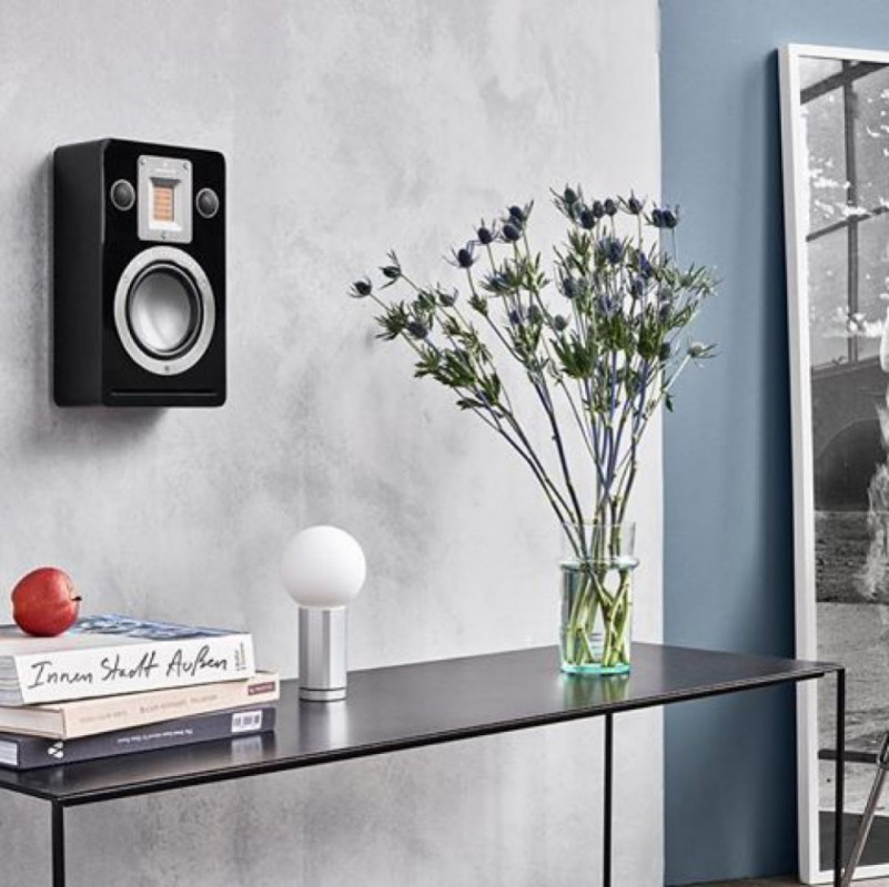 700_audiovector_qr_wall_qr_wall_high_gloss_svart